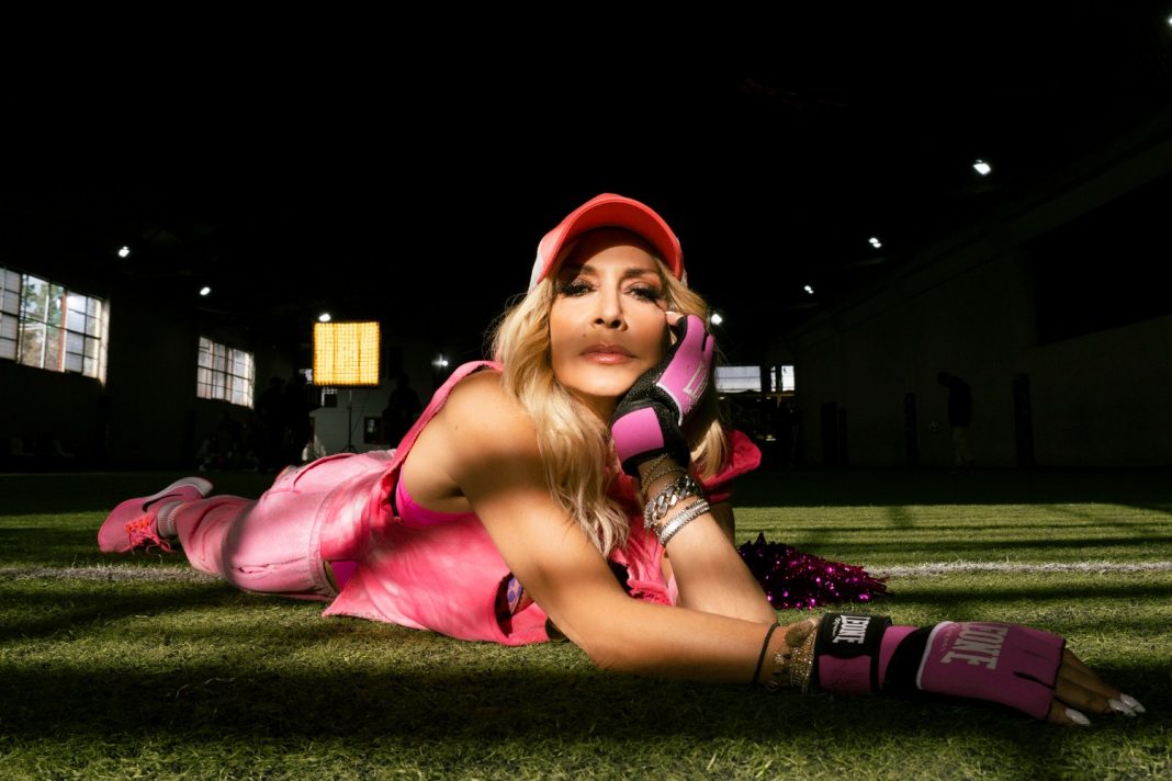 Η Άννα Βίσση κυκλοφορεί το νέο τραγούδι «Gazoza»