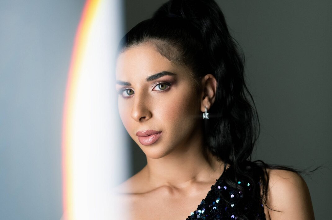 «Παλιές Φωτογραφίες»: Η Άσπα επιστρέφει δισκογραφικά με ένα δυναμικό ζεϊμπέκικο