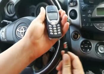 Το νέο κόλπο των κλεφτών -Έτσι σου παίρνουν το αυτοκίνητο χρησιμοποιώντας ένα παλιό κινητό