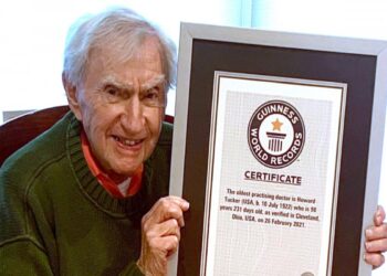 Είναι ο γηραιότερος γιατρός του κόσμου και μας δίνει 5 συμβουλές για μια υγιή και ευτυχισμένη ζωή