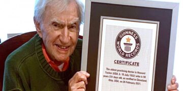 Είναι ο γηραιότερος γιατρός του κόσμου και μας δίνει 5 συμβουλές για μια υγιή και ευτυχισμένη ζωή