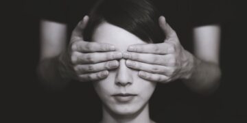 10 σημάδια ότι αφήνεις του άλλους να κάνουν κουμάντο στη ζωή σου