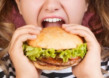 Ο εγκέφαλός μας λατρεύει τα επεξεργασμένα τρόφιμα. Αλλά το σώμα μας δεν το κάνει!