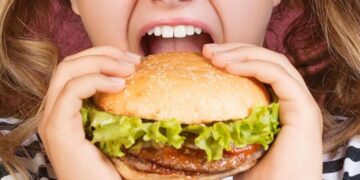 Ο εγκέφαλός μας λατρεύει τα επεξεργασμένα τρόφιμα. Αλλά το σώμα μας δεν το κάνει!