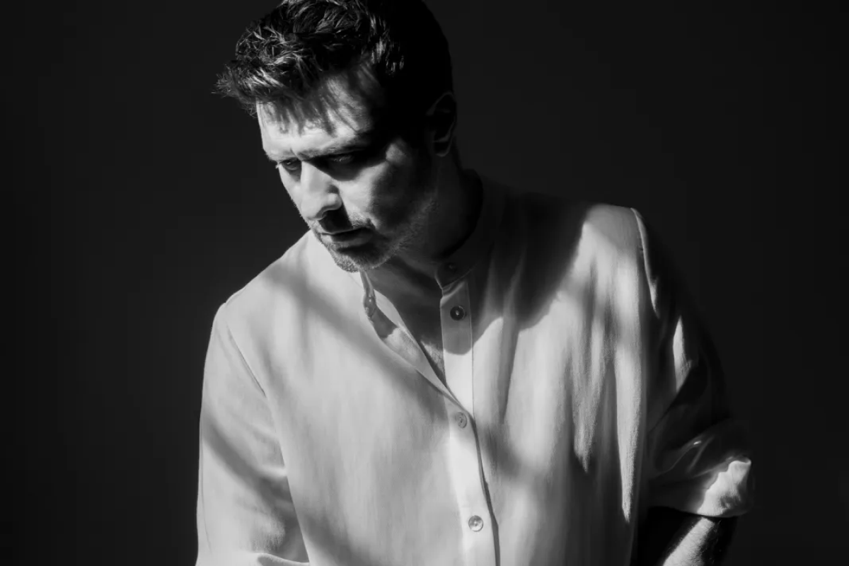 Ο Γιάννης Πλούταρχος κυκλοφορεί το νέο τραγούδι «Αφήστε Τη Να Φύγει»