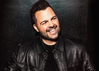 Νίκος Απέργης – «Γελάς»: Το νέο τραγούδι και το video clip με τη συμμετοχή της συζύγου του