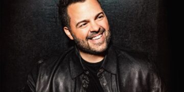 Νίκος Απέργης – «Γελάς»: Το νέο τραγούδι και το video clip με τη συμμετοχή της συζύγου του