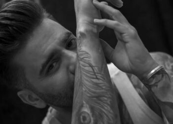 Οι Onirama κυκλοφορούν το νέο single “Μετανιώνω” – Το video με την Πηνελόπη Αναστασοπούλου