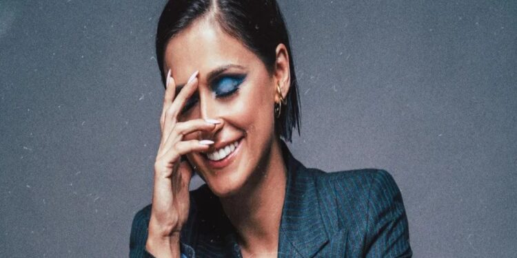 Η Χριστίνα Σάλτη με μία «Παράλληλη Αγάπη» σε ένα μοναδικό live medley