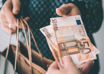 Οι Ελληνες δεν εγκαταλείπουν εύκολα τις πληρωμές με μετρητά