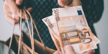 Οι Ελληνες δεν εγκαταλείπουν εύκολα τις πληρωμές με μετρητά