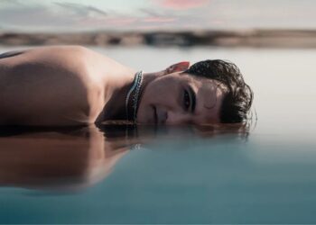 Δήμος Αναστασιάδης – «Δρόμο Επικίνδυνο»: Ένα ρυθμικό τραγούδι για το τέλος ενός έρωτα λόγω εγωισμού.