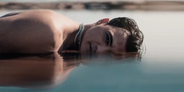 Δήμος Αναστασιάδης – «Δρόμο Επικίνδυνο»: Ένα ρυθμικό τραγούδι για το τέλος ενός έρωτα λόγω εγωισμού.