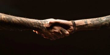 Στίχοι – Lyrics : Mente Fuerte & Lobo – O Πιο Παλιός Στην Πλατεία